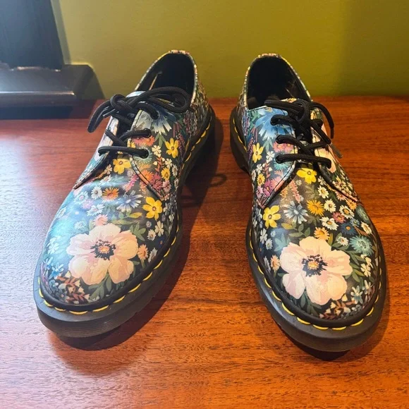 Dr. Martens WANDERLUST Wildflower Oxfords

US 8 EU 39 - Picture 3 of 8